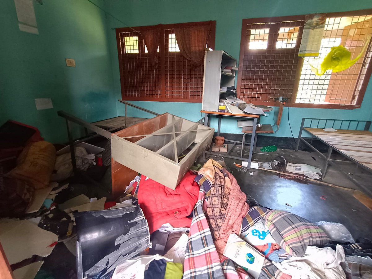 বিশ্ববিদ্যালয়ের শহীদ হবিবুর রহমান 
হলে ছাত্রলীগের নেতা-কর্মীদের কক্ষে ভাঙচুর করেছেন আন্দোলনকারী শিক্ষার্থীরা। আজ বুধবার বেলা ১১টার দিকে